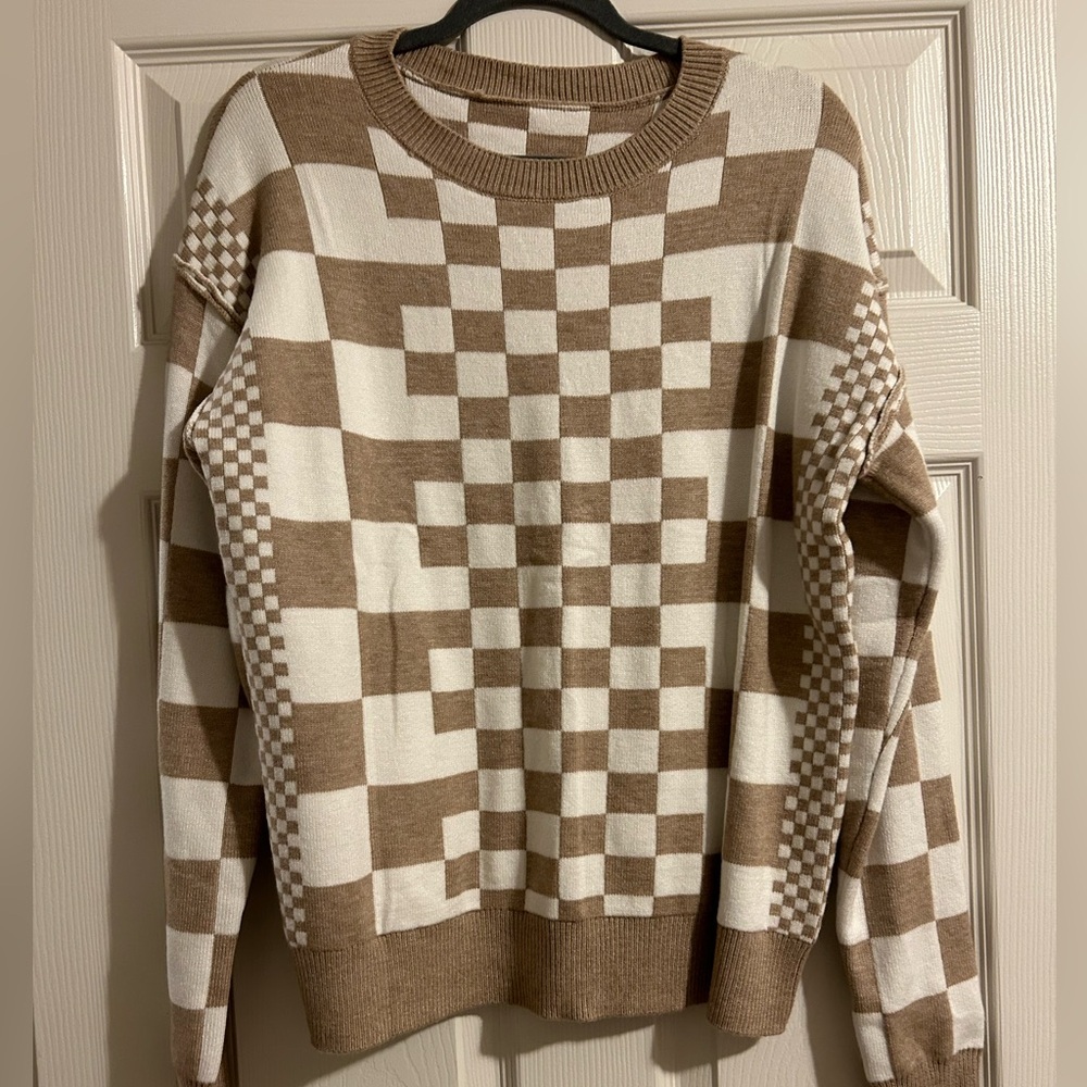 Elegant Checkered Crew Neck Sweater in Brown and White